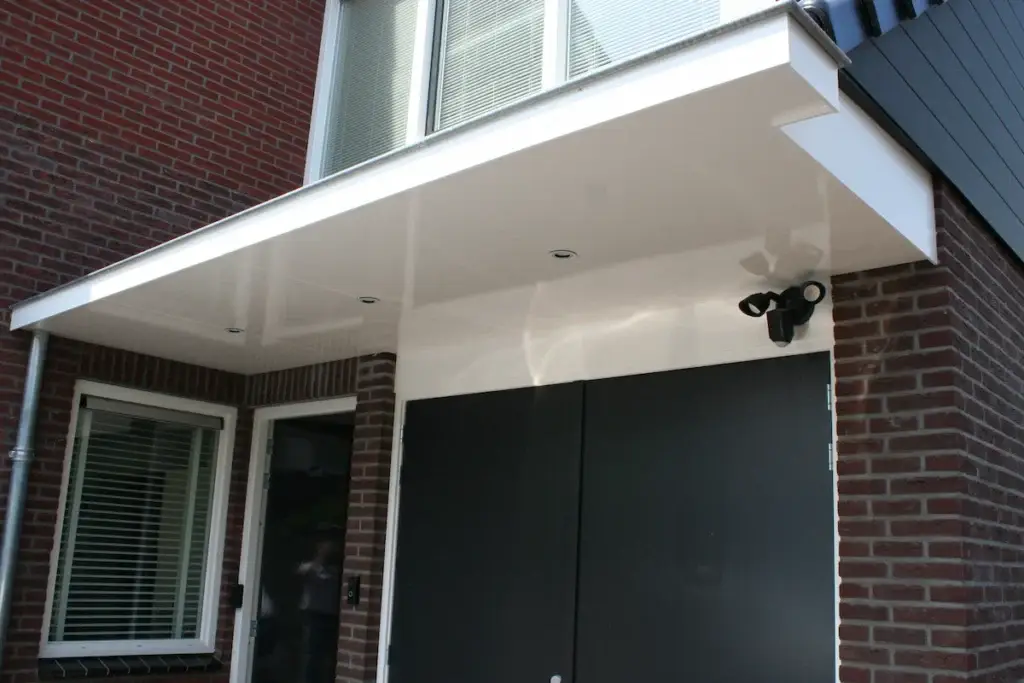 Geschilderde soffit en kozijnen nieuwbouwwoning Almelo - Effingschilderwerken.nl