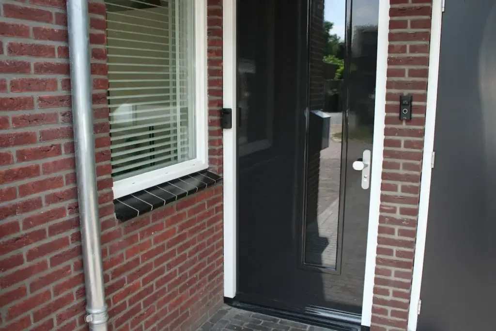 Buitendeur schilderwerk nieuwbouwwoning Almelo - Effingschilderwerken.nl